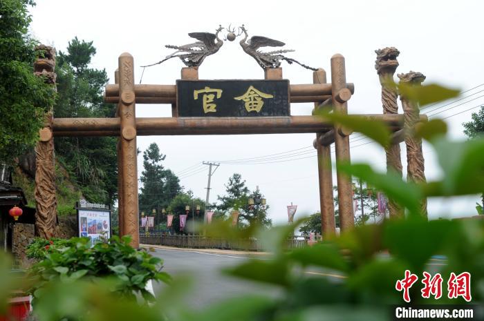 2018年，官畲村与漳州市旅游投资集团有限公司合作，打造以“七彩官畲”为主题的乡村旅游产业，让“赊”寨变身景区。　张金川 摄