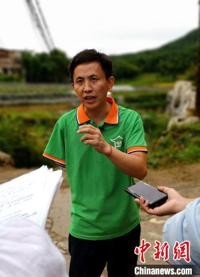 在南安市向阳乡，还有一个“独臂大侠”林连生，带头创建福建省首家残疾人互助合作社——山夫生态农业合作社，组织零就业残疾人家庭大力发展高山生态农业。　张金川 摄