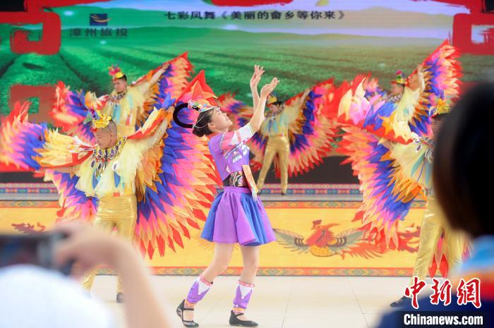 畲寨风情表演《七彩凤舞》。　张金川 摄